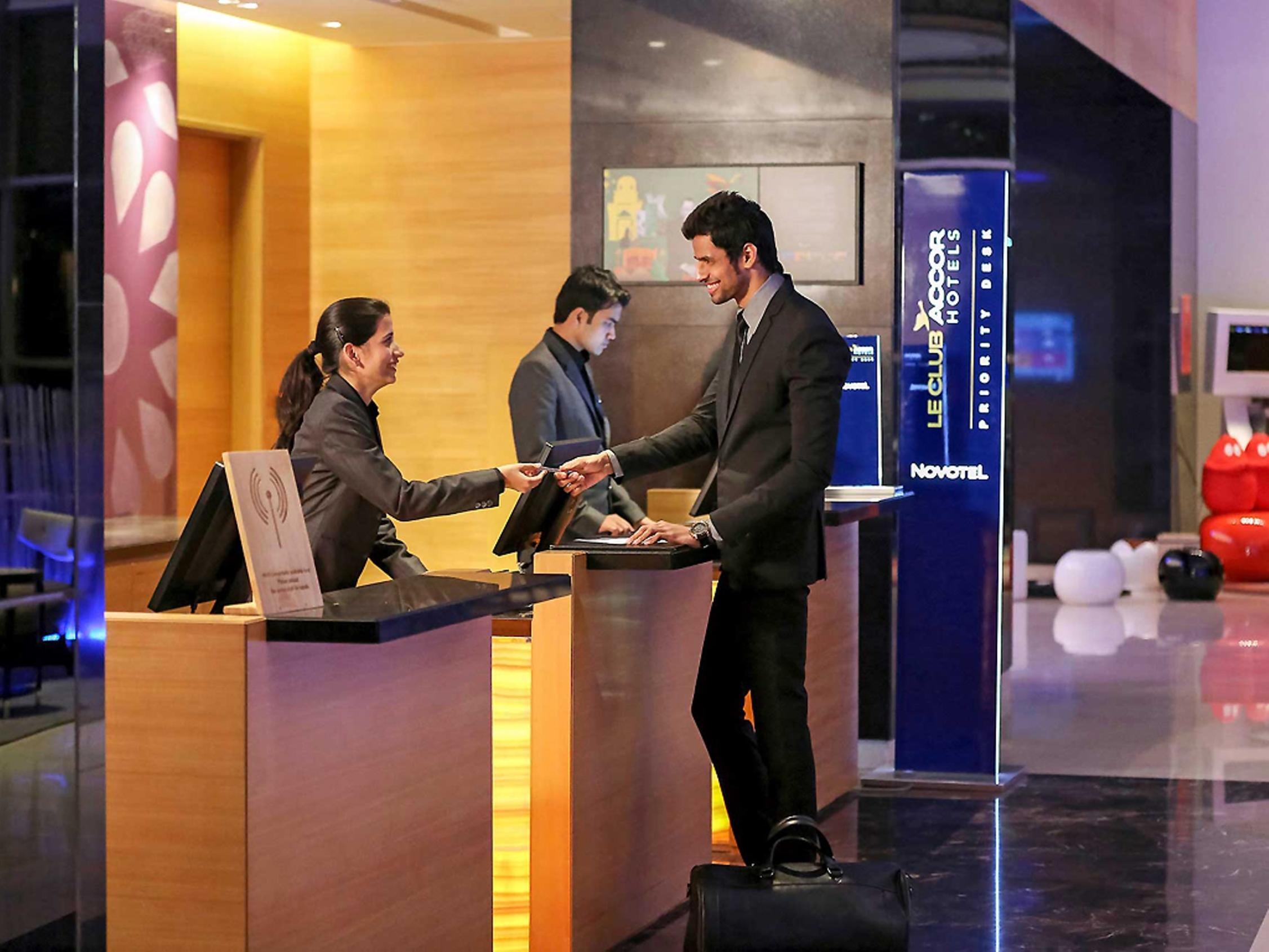 Novotel Pune Viman Nagar Road Zewnętrze zdjęcie A hotel receptionist at work