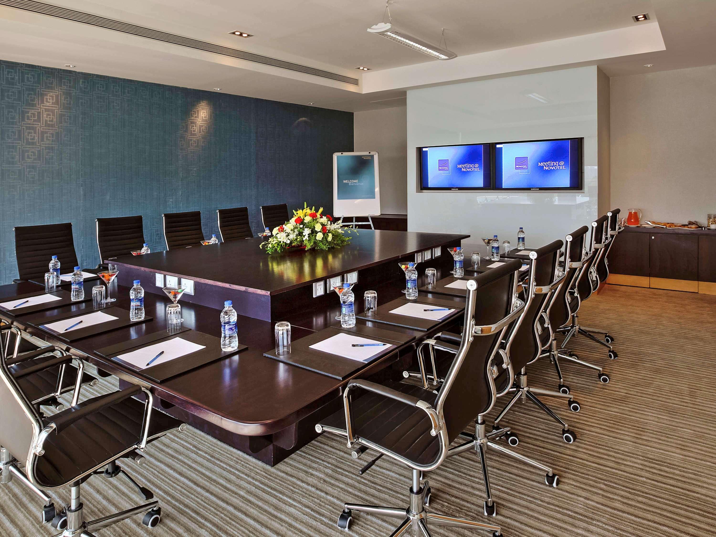 Novotel Pune Viman Nagar Road Zewnętrze zdjęcie A meeting room at a hotel