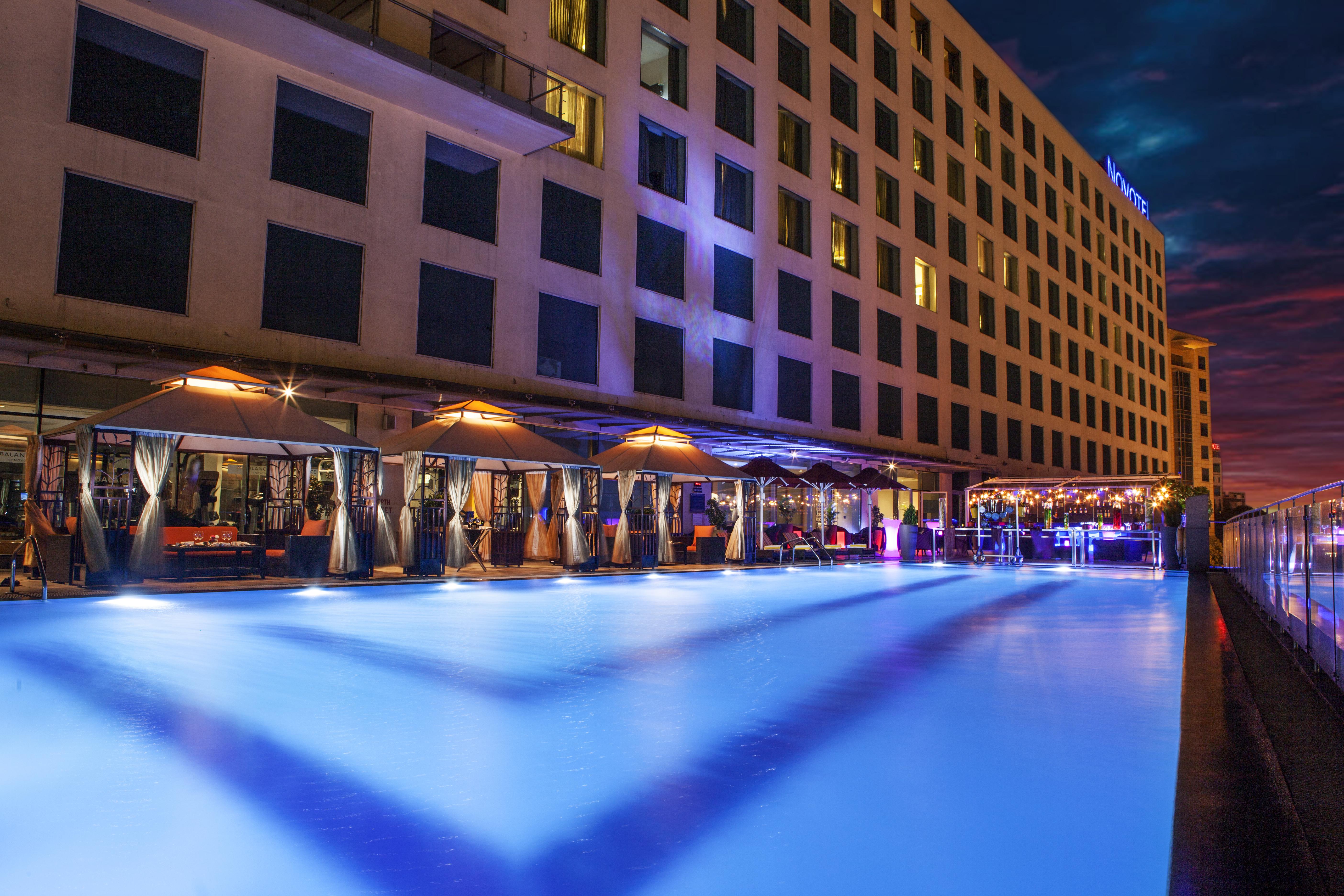 Novotel Pune Viman Nagar Road Zewnętrze zdjęcie The pool at the hotel