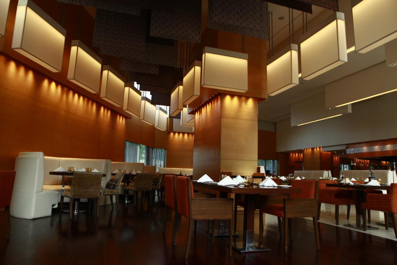 Novotel Pune Viman Nagar Road Zewnętrze zdjęcie The interior of the restaurant