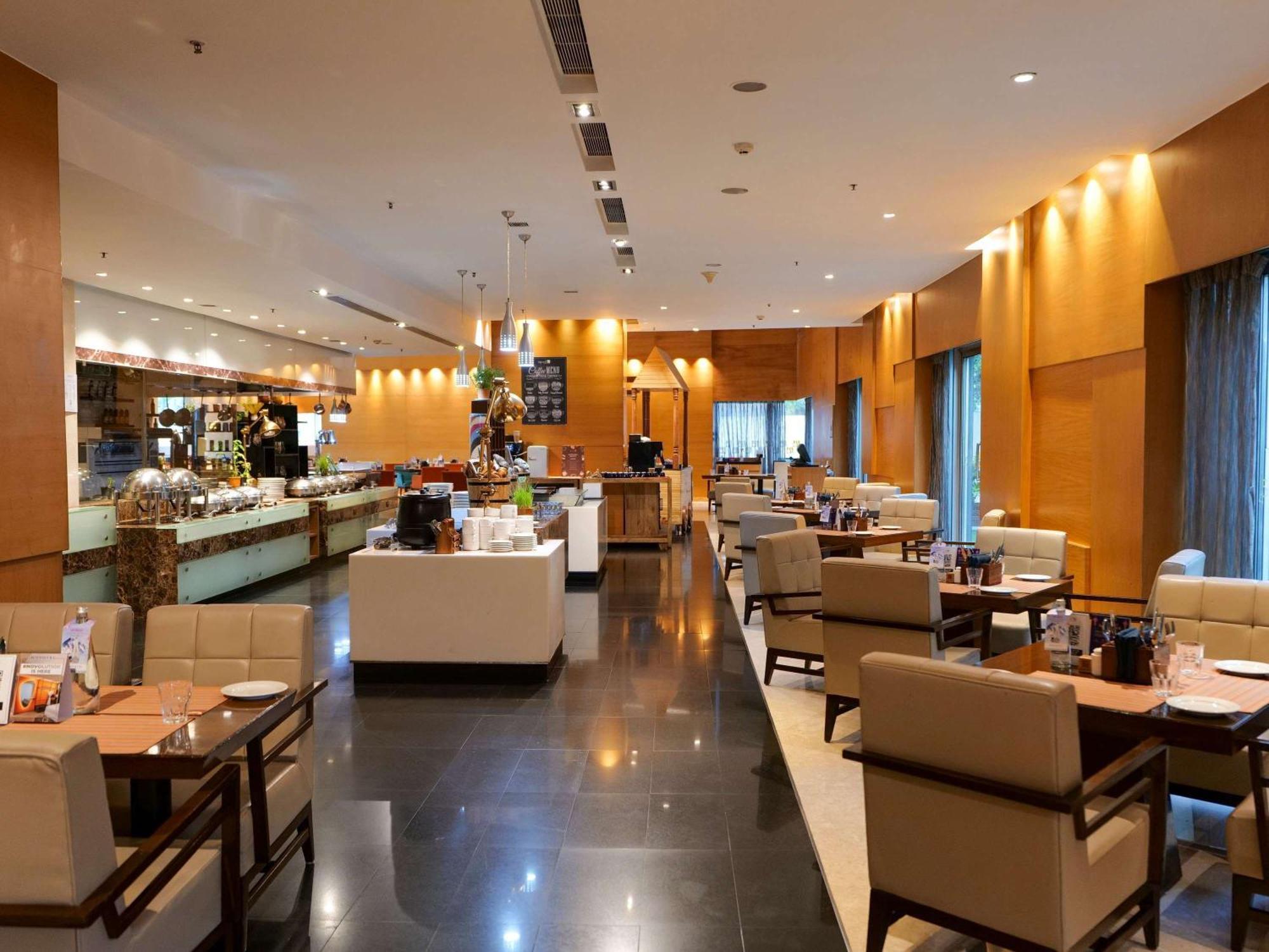 Novotel Pune Viman Nagar Road Zewnętrze zdjęcie The restaurant