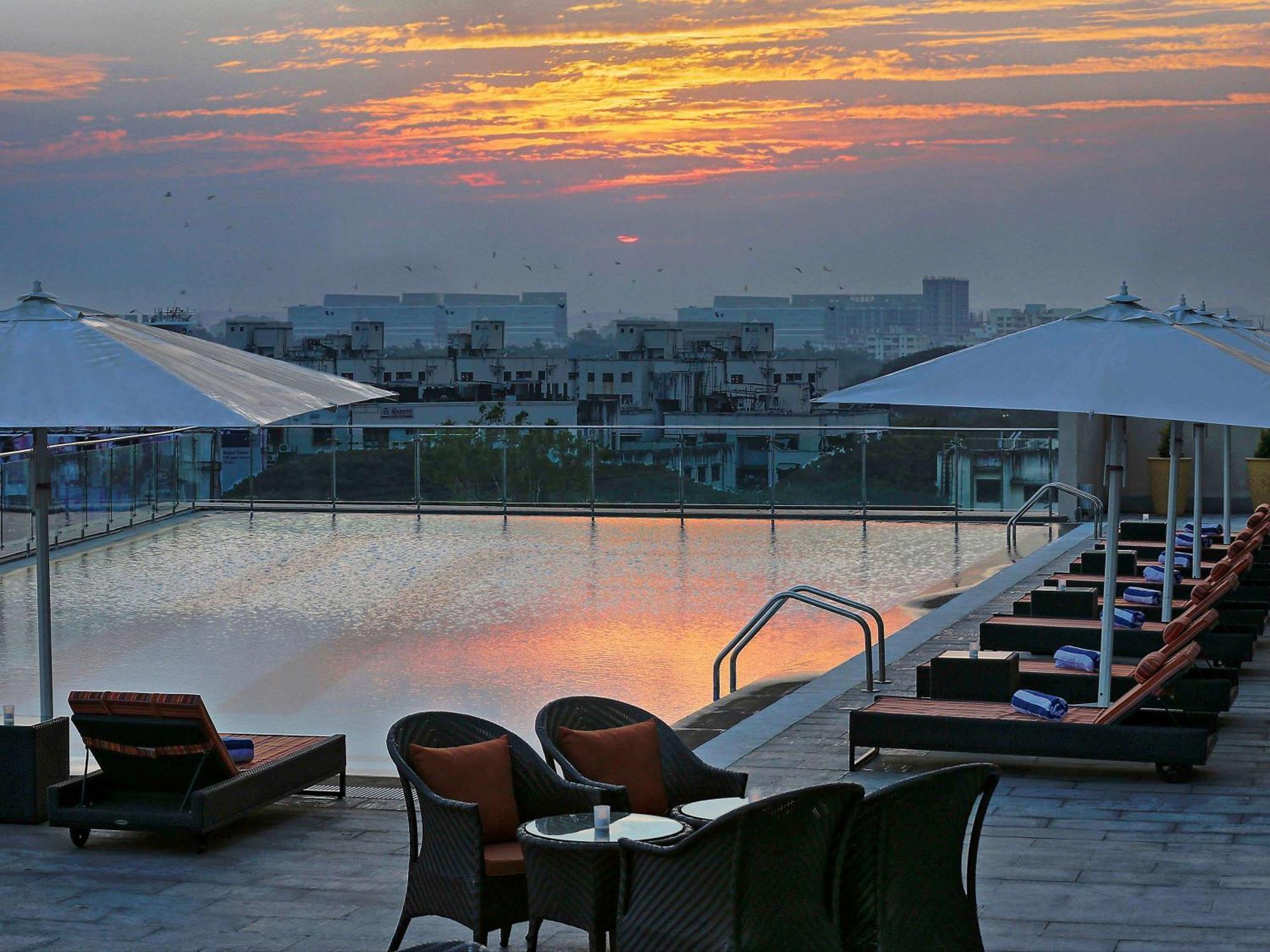Novotel Pune Viman Nagar Road Zewnętrze zdjęcie The pool at the hotel