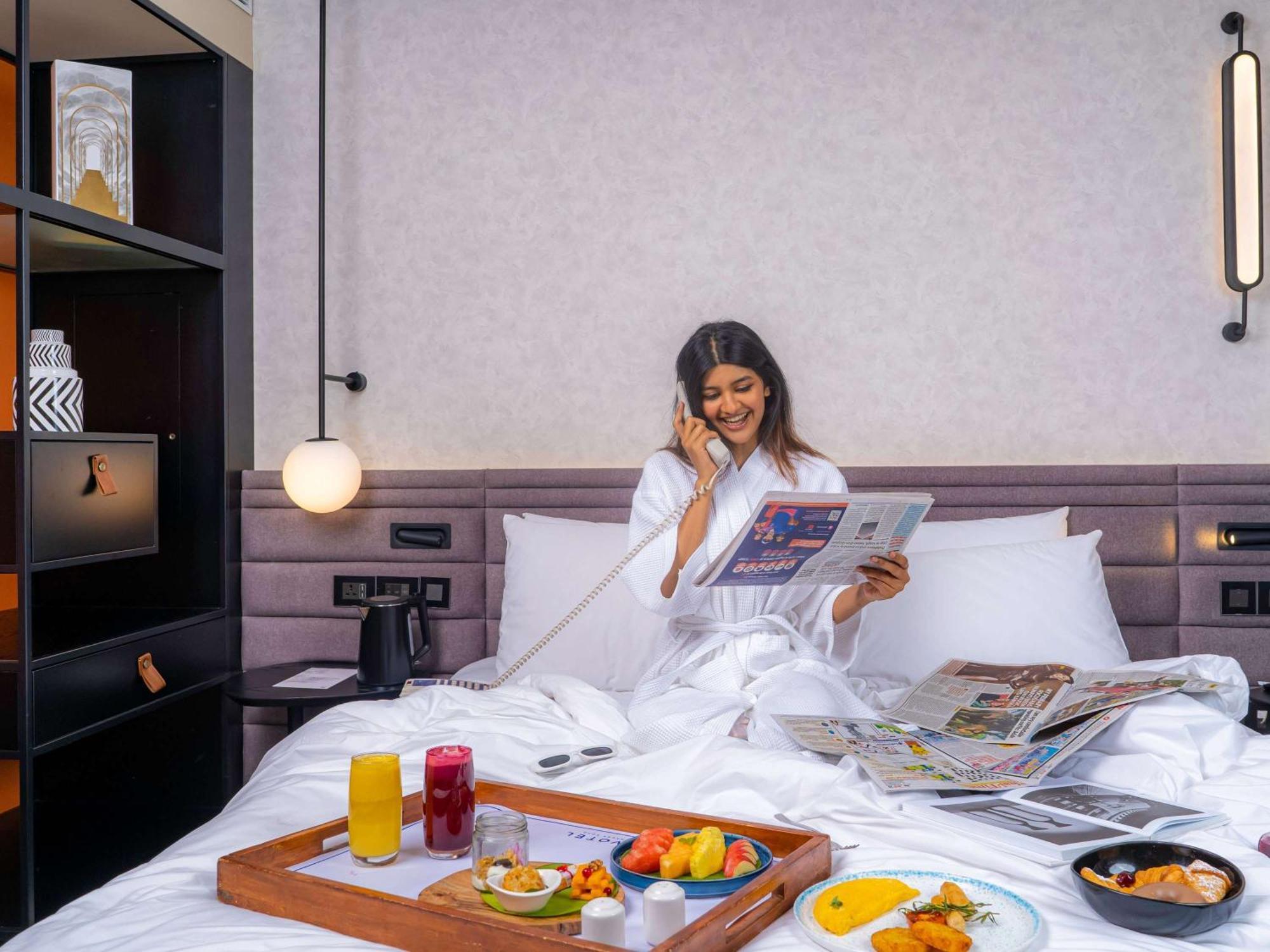 Novotel Pune Viman Nagar Road Zewnętrze zdjęcie A woman enjoying room service at a hotel