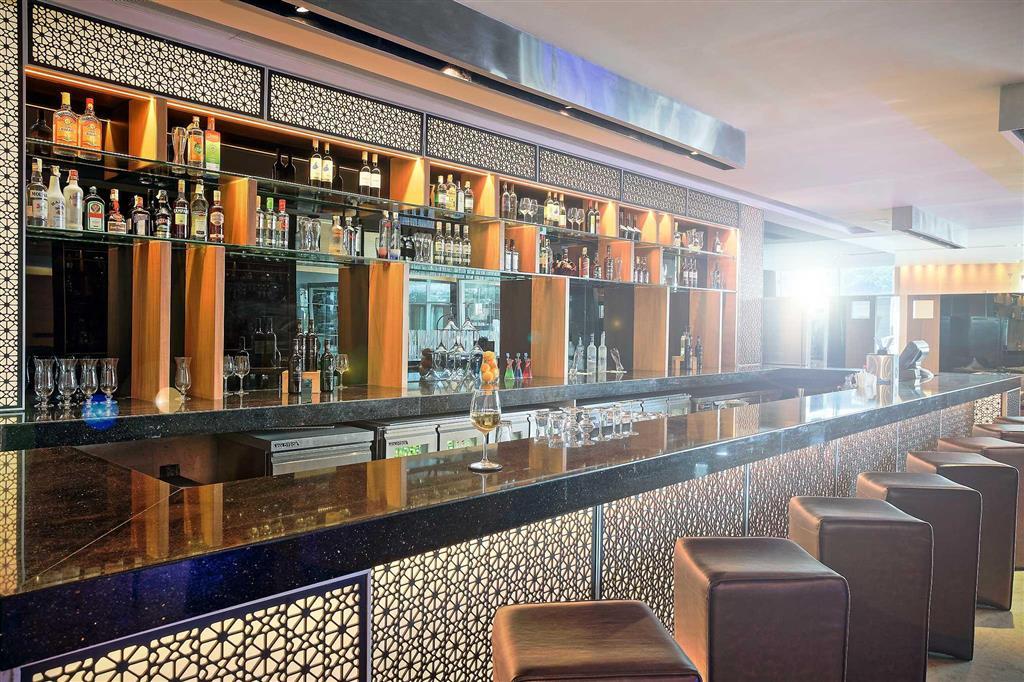 Novotel Pune Viman Nagar Road Zewnętrze zdjęcie The bar at the hotel